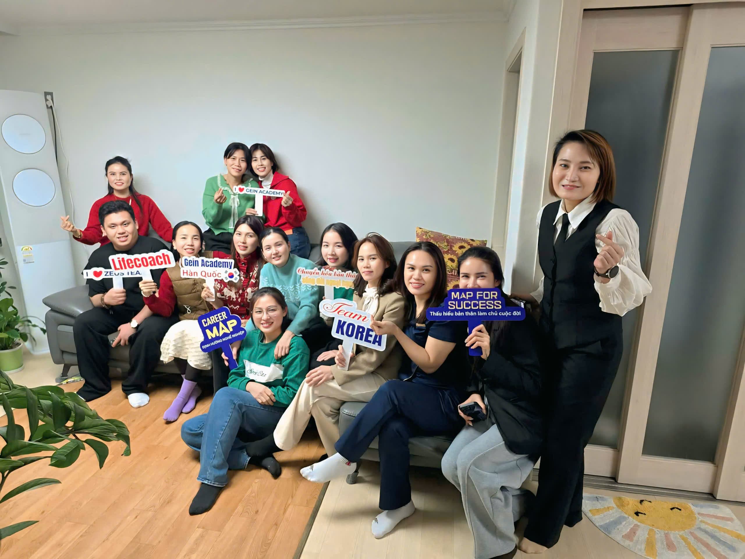 Đội ngũ Gein Academy trong một buổi gặp mặt tại Hàn Quốc